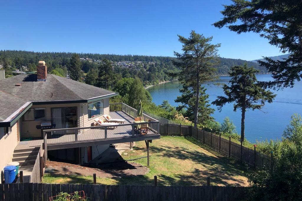 Waterfront, Sunsets And Mountains Holiday home