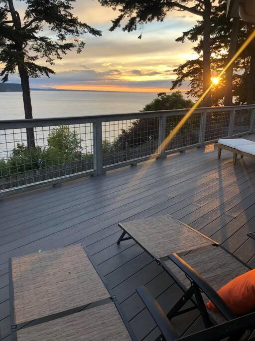 Waterfront, Sunsets And Mountains Holiday home *